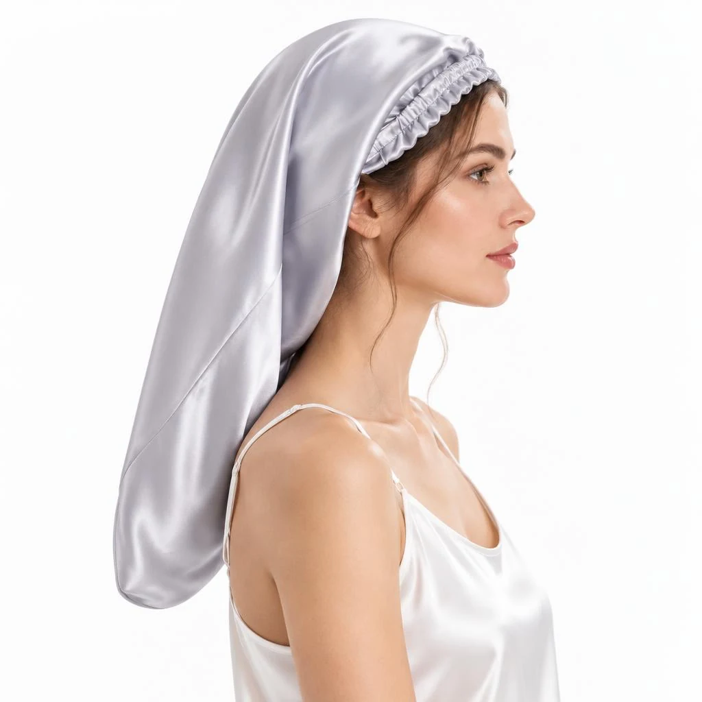 Modèle avec : Bonnet en soie de mûrier pour cheveux longs et bouclés – Gris argent